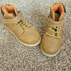 Oshkosh boys boots 🥾